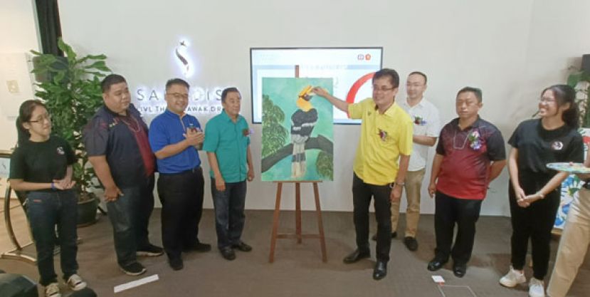 砂总理署政治秘书陈开（右四）为&ldquo;丹青送暖&rdquo;慈善画展主持开幕，右三为画展总赞助人郑国栋与右二为晋汉连省华青团团长甲必丹陈德明，晋汉连省华总执行顾问黄张金发（左四）。