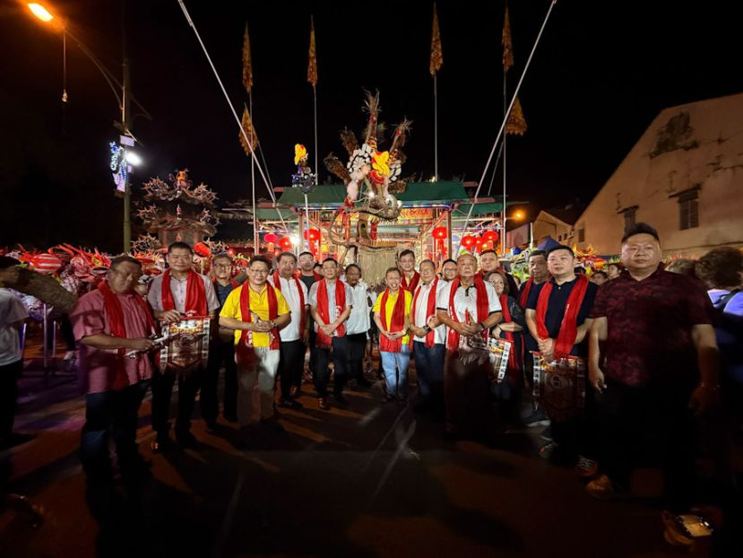 在火龙点睛仪式结束后，众嘉宾进行大合照。