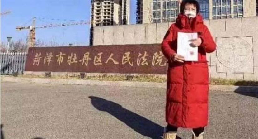 一审开庭当日，郭芳丽在法院门口。