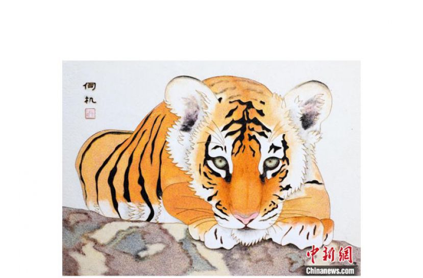 任继红制作的掐丝珐琅画老虎。