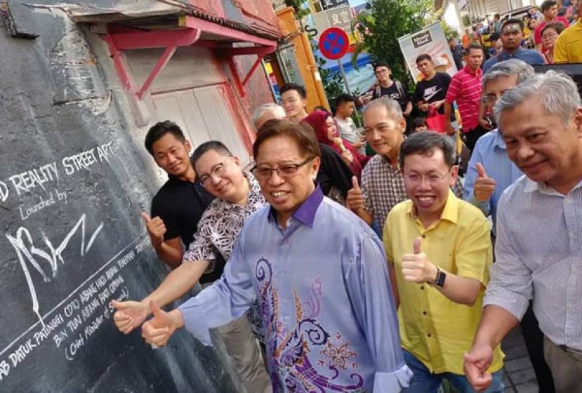 砂首长拿督巴丁宜阿邦佐哈里（中）为实景技术的壁画主持推展礼。