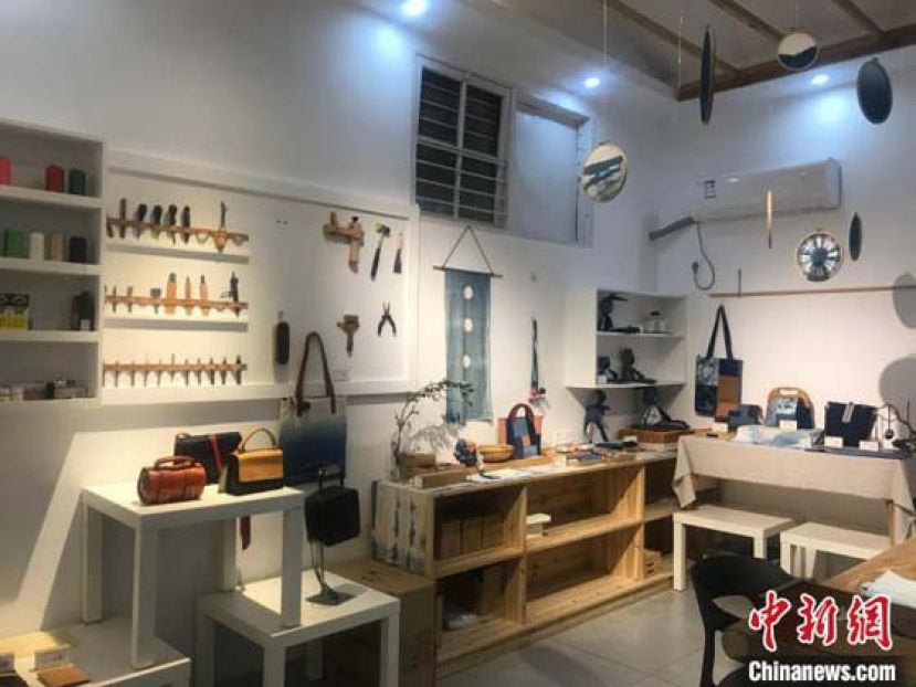 古堰画乡内的文创店。