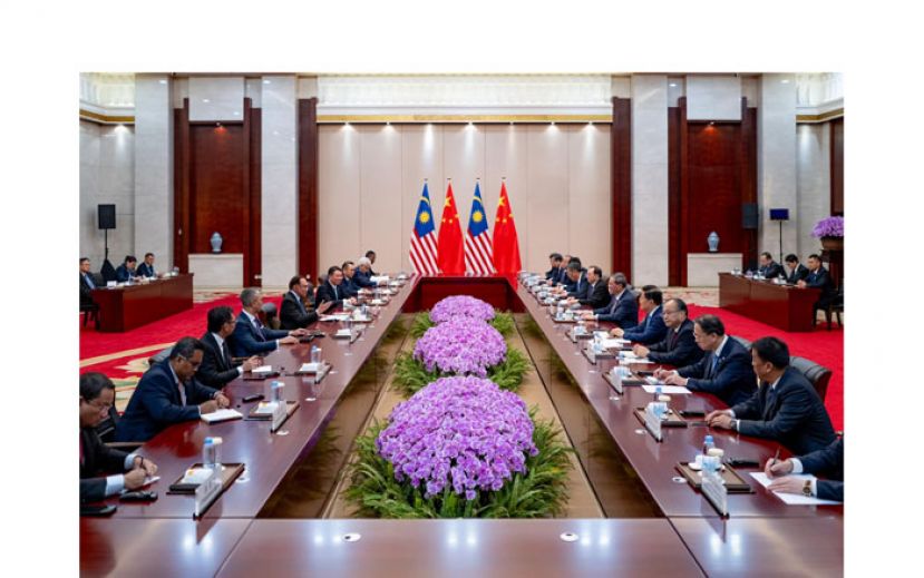 首相安华与中国总理李强率领两国官员举行双边会谈。