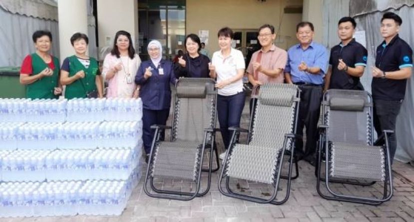  祥音精舍布施休闲椅及瓶装饮用水予三马拉汉心脏专科中心医院供留守病人家属使用；左5起为刘利佳医生、吴普合、薛华东、陈中兴等志工。