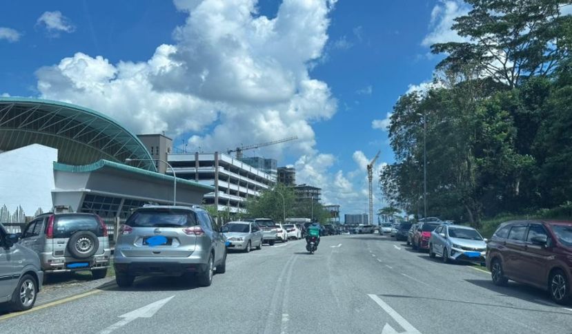 .斯威本科技大学砂拉越分校附近的主要路口长期出现车辆违例停放情况。