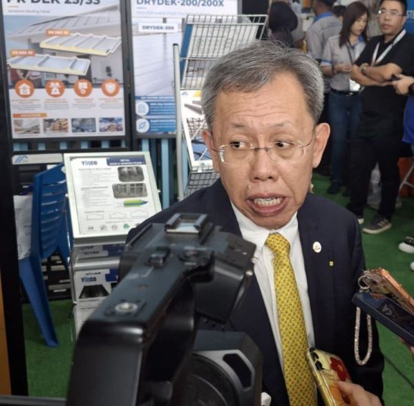 砂副总理兼公共卫生、房屋及地方政府部长拿督阿玛沈桂贤向媒体发表谈话时影。