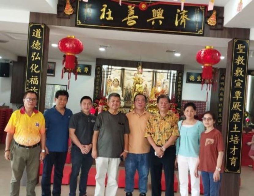 德教会济兴善社副社长方圣乔（左3起）、山打根德教会紫善阁副阁长罗广贤与许国模医师（左2）等人合影。右起为林淑惠医师、许爱丽医师、陈中兴、林庆鸿，左是罗炎贤。