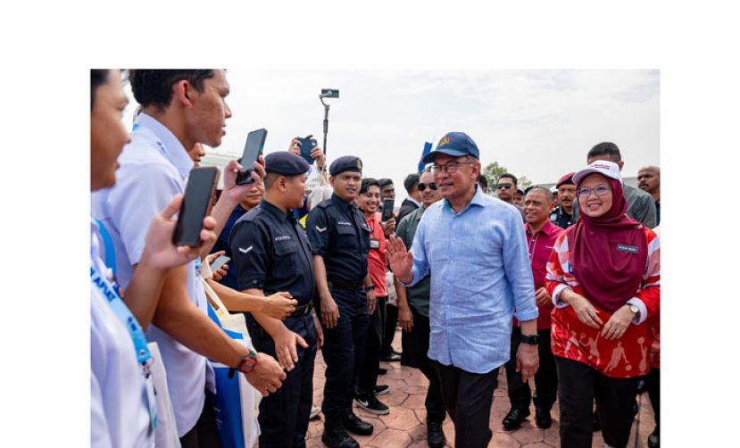 首相安华出席昌明医疗计划和康复计划推介礼时，受到热烈欢迎。