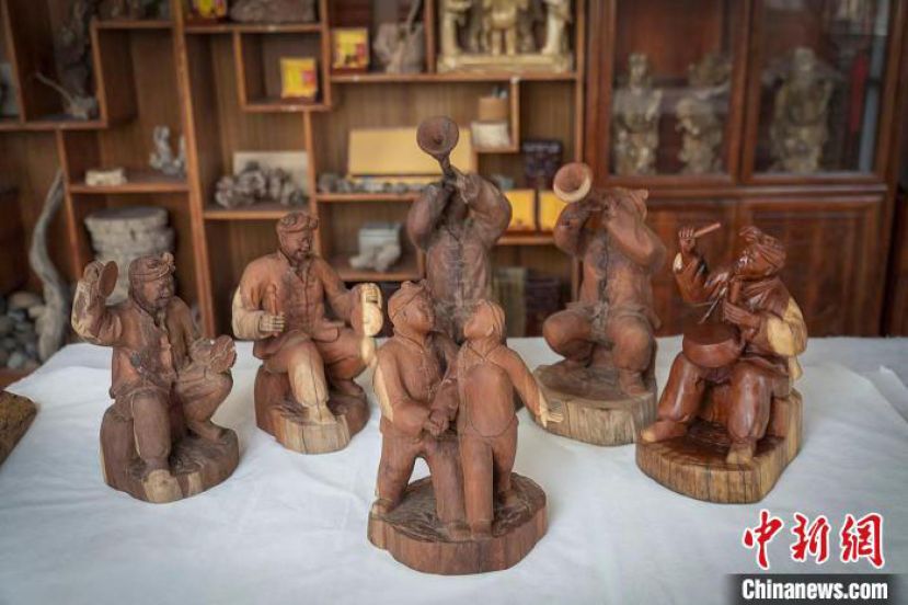 杨彦飞枣木雕刻作品。