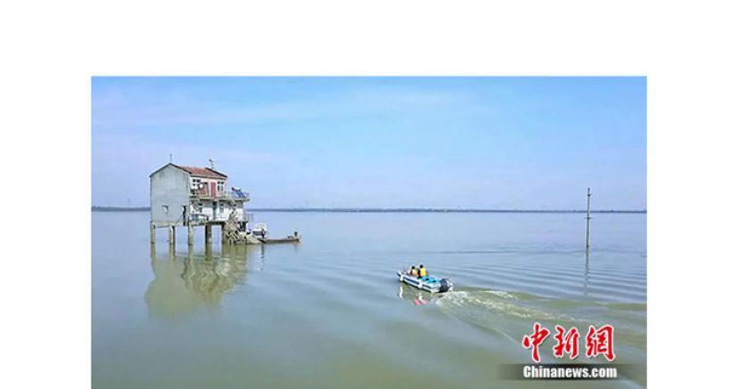 航拍武湖中的吊脚楼。