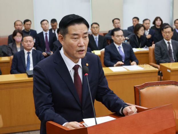 韩国国防部长申源湜23日上午出席国会国防委员会全体会议。