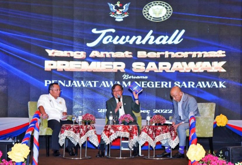 砂总理阿邦佐哈里(中)表示放眼到了2030年透过主权基金为砂学生提供免费教育至高等教育。