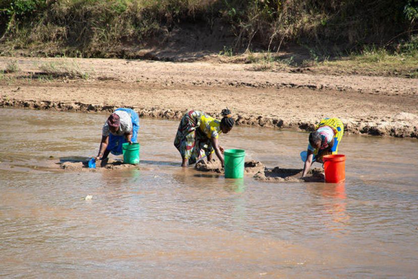 全球仍有约27%的人口没有乾净水可喝，平均每天要走6公里路取水，而取水的工作多半落在妇女、孩童身上。