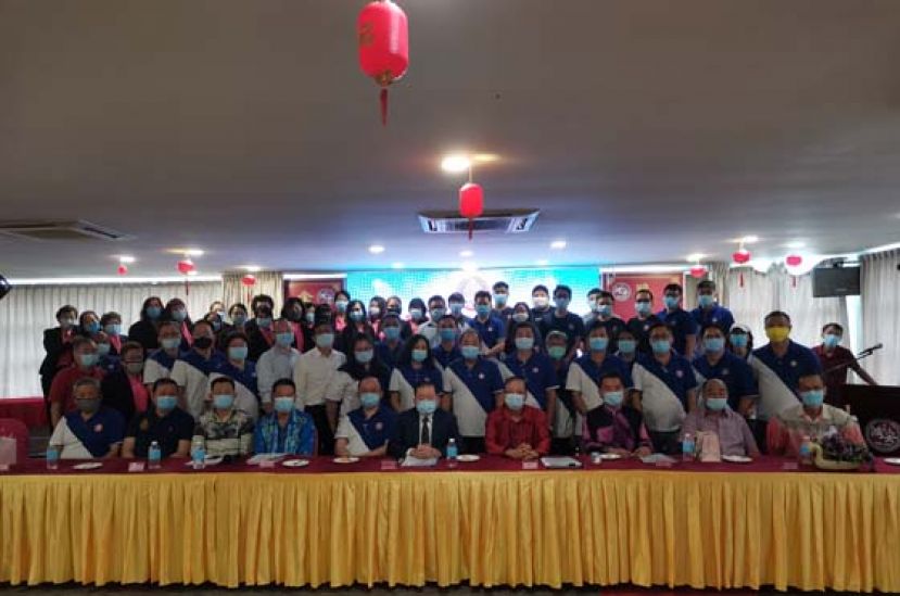 创会主席拿督斯里刘为强太平局绅与该会新届理事、新届青年团团委及新届妇女组组委合摄。