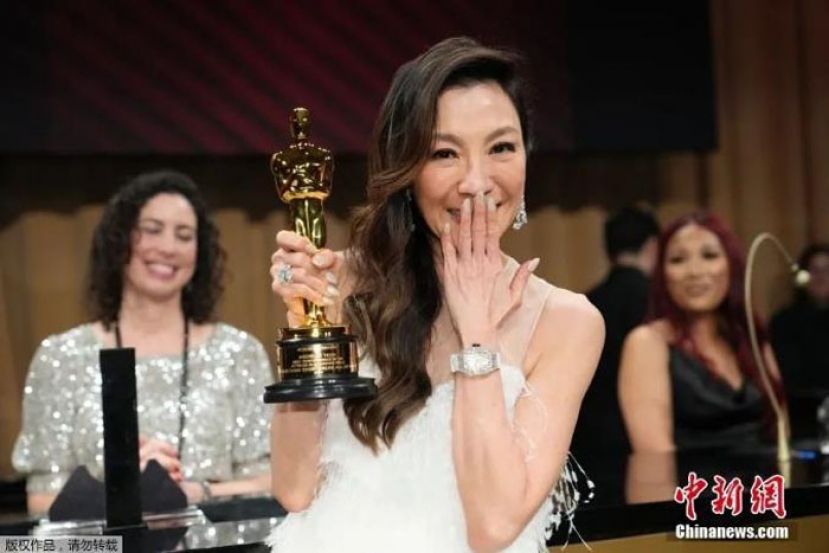当地时间3月12日，第95届奥斯卡金像奖在美国举行。备受瞩目的最佳女主角奖项由60岁的杨紫琼摘得，她凭借《瞬息全宇宙》成为首位获得奥斯卡最佳女主角的华裔演员。