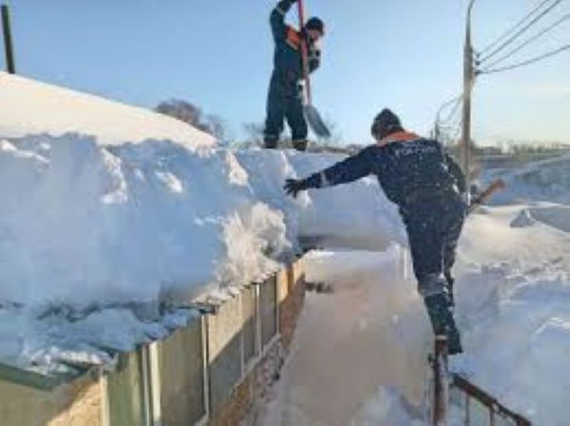 工作人员19日在俄罗斯远东地区堪察加彼得罗巴甫洛夫斯克市清理积雪。