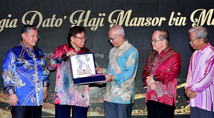 砂首长阿邦佐哈里(左二)赠送纪念品予联邦秘书拿督曼梳(中)时摄。(右起)为两名副首长丹斯里詹玛欣和拿督阿玛道格拉斯，(左一)为州务秘书丹斯里默希迪。