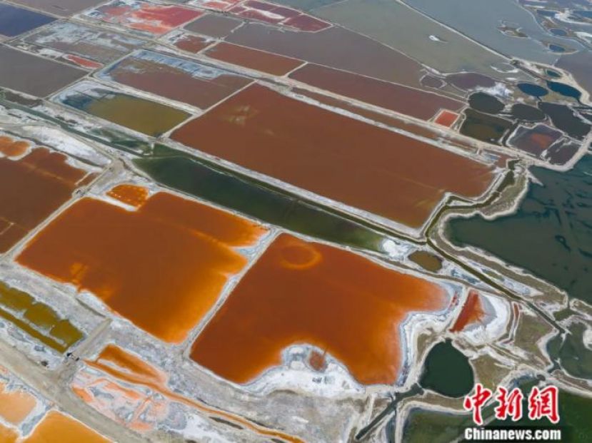 山西运城，航拍盐湖宛如七彩调色盘，色彩斑斓美不胜收。