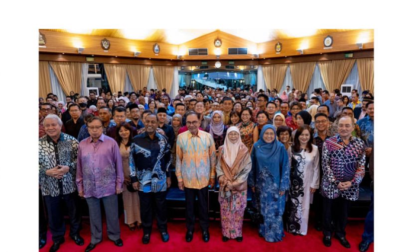 首相安华与旅居汶莱的大马公民合影。左二为砂总理阿邦佐哈里，以及沙巴首长哈芝芝(右一)等。