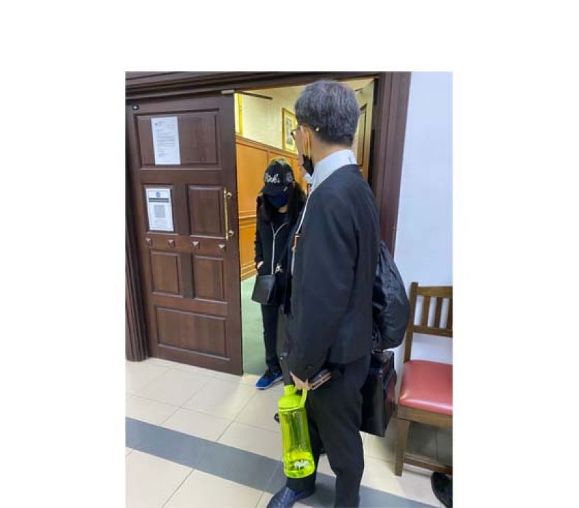 维持无罪释放判决的林咸慈步出联邦法院大门时摄。