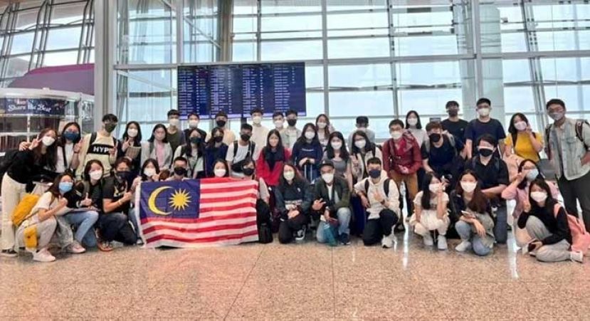 ●准备搭乘包机飞返中国复课的大马学生在吉隆坡机场合影。