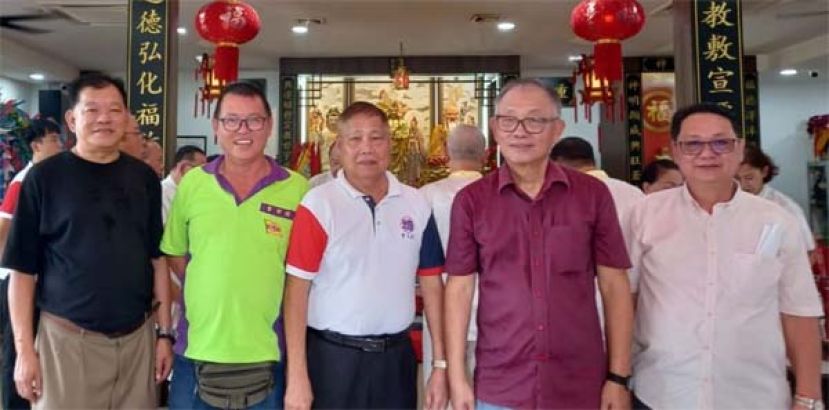 紫卯阁阁长温燕清（左2起）、紫戊阁阁长官锦镇、济兴善社社长陈瑞兴、拿督李奇生与陈中兴（左）就将在紫戊阁进行的中医义诊来交流。
