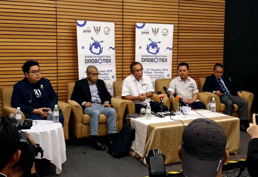  &ldquo;2019年婆罗洲国际无人机及机器人大会&rdquo;新闻发布会，(中)为拿督连达立夫。