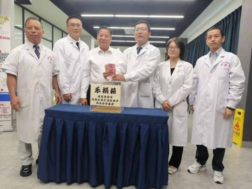 福建中医药大学的五位专家也联合捐款给诗巫五间独中，由江宗兴（左3）见证；左起为毛忠清、刘俊宁；右起是游世晶、纪峰、领队朱龙。