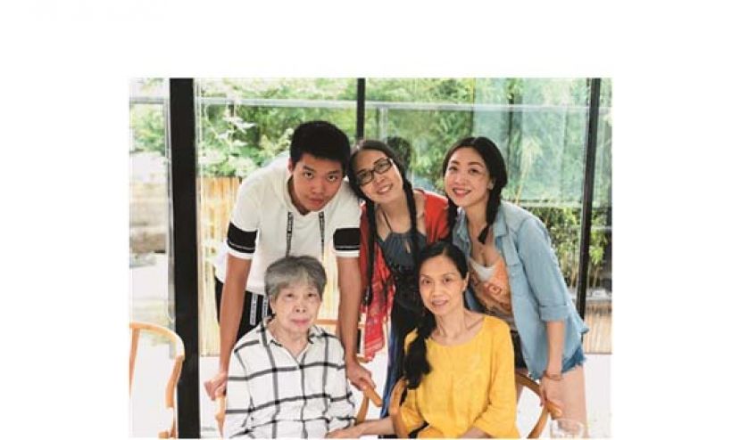 三姐妹和妈妈以及亦邻的儿子点点。