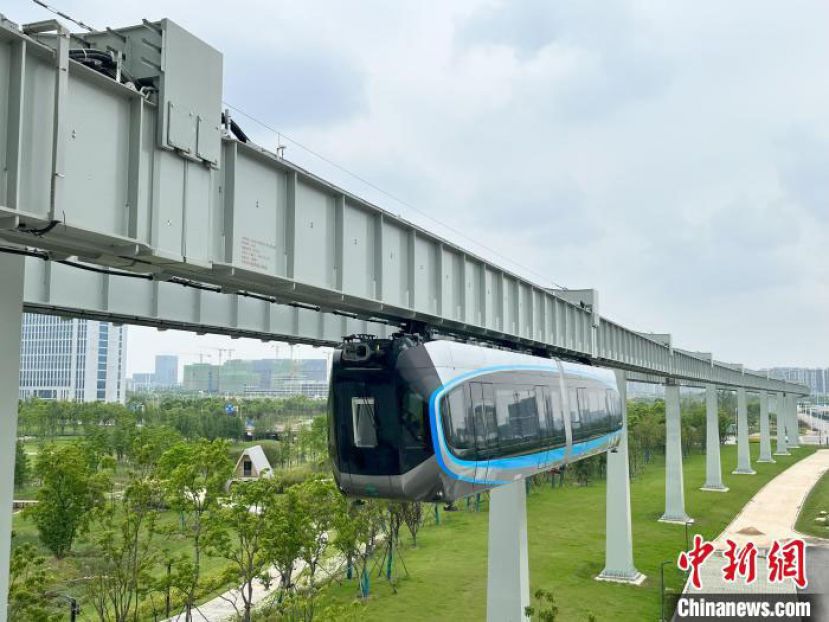 行驶过程中的空轨列车。