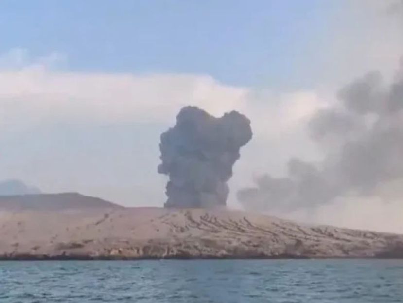 印尼知名喀拉喀托之子火山，在经历了长达25小时的剧烈连续喷发后，火山周边出现两座宛如岛屿的地形结构。