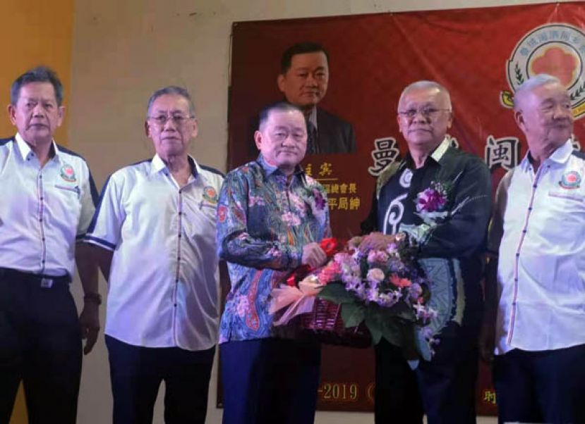 陈崇凑主席（右二）赠送纪念品予主宾拿督斯里刘为强太平局绅时摄。