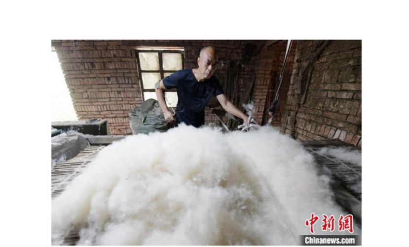 清水毛毡制作技艺传承人苑国胜正在弹毛。