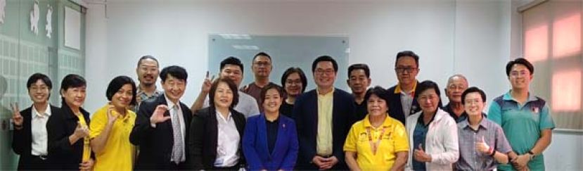 前排左四起为韩瑞信博士、87大区D区教育助理总监李菁菁DTM、国际讲演会国际董事Hani N. Z. Zaini DTM以及古晋蜂鸣双语讲演会会长黄笃荣市议员（左七）； 后排左起为87大区D2分区总监雷望圣、67大区卸任总监黄文泰DTM以及87大区D区总监刘善良DTM。