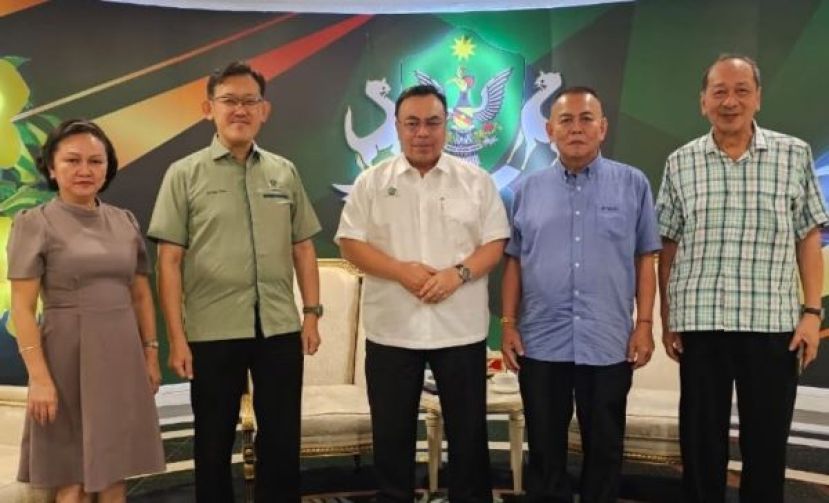  古晋&ldquo;文化缤纷庆中秋&rdquo;筹委拜会北市市长希尔米（中）；右起为孙守生、甲必丹林传政；左起是郭小凤、薛华东。