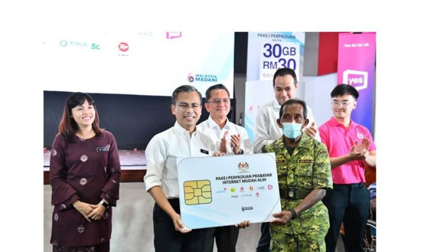 法米（左二）移交互联网团结配套予受惠者．左一为副部长张念群。