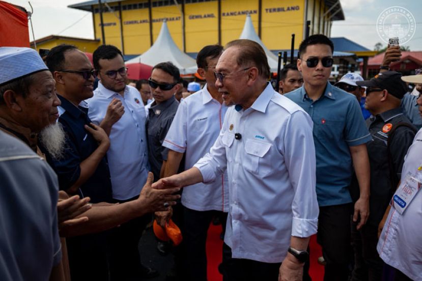 首相安华与民众亲切交流。