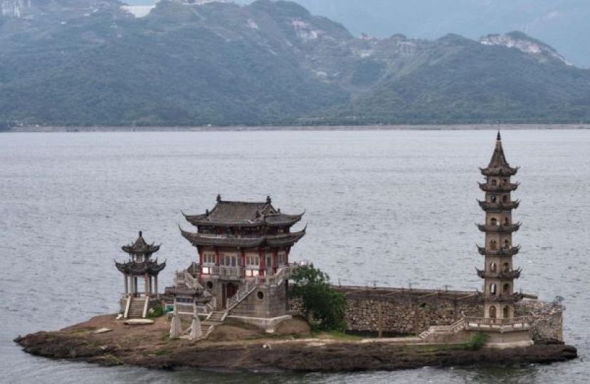 图为鄱阳湖中的&ldquo;落星墩&rdquo;，远处是世界名山庐山。