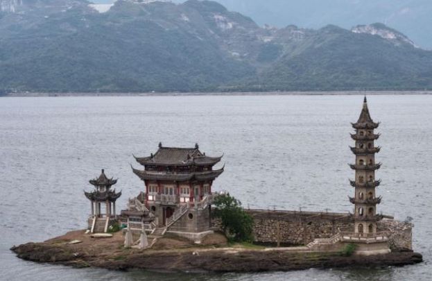 图为鄱阳湖中的&ldquo;落星墩&rdquo;，远处是世界名山庐山。