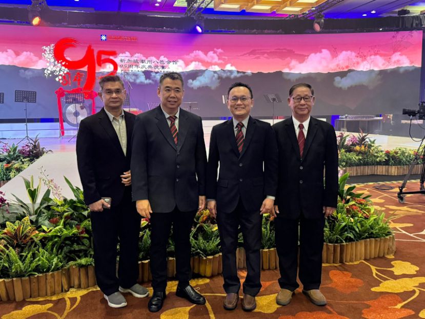 参访新加坡南华潮剧社:左起:林志烈、周文盛、陈家福与沈漢忠于宴会厅合影留念。