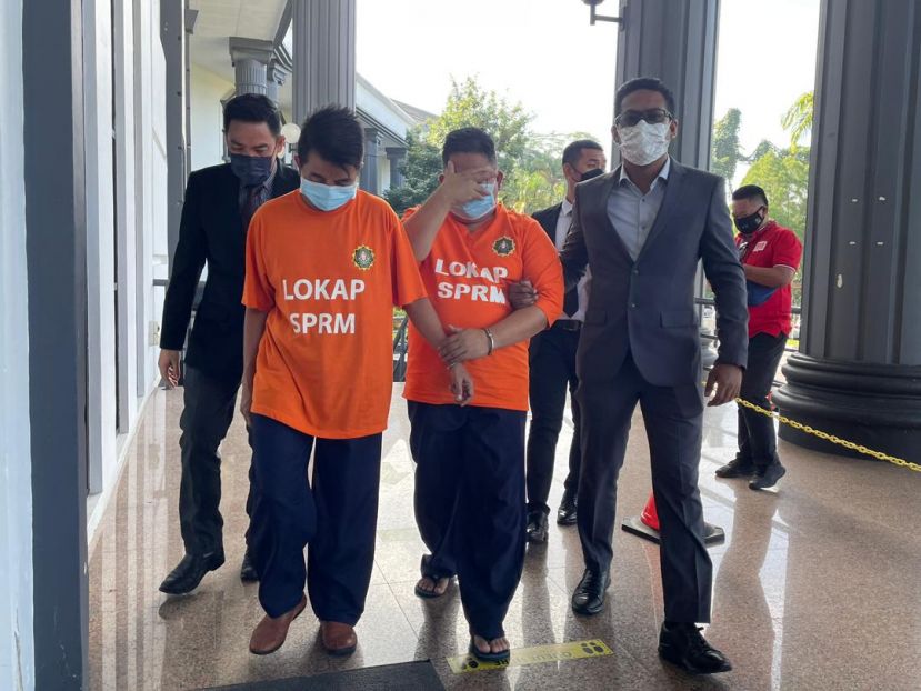 过堂后，2名警官被押离法庭时摄。