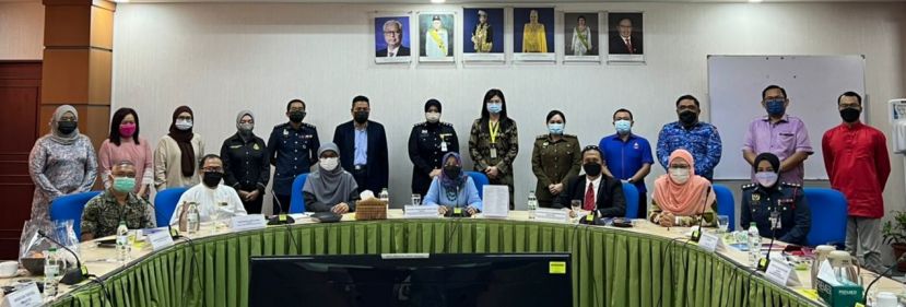 砂妇女、儿童及社区和谐发展部拿督罗茜(中)在主持会议后的一张大合照。