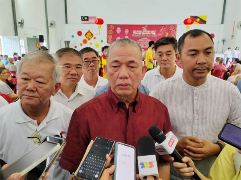 副首相兼沙巴和砂拉越事务部长拿督斯里法迪拉（中）接受媒体访问。