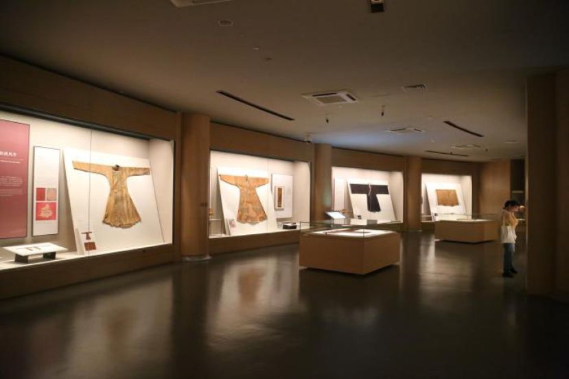 观众正在参观&ldquo;锦程：中国丝绸与丝绸之路&rdquo;展览。