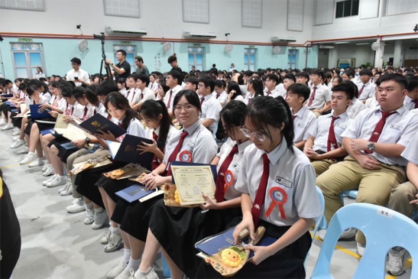 古晋中华第一、三、四中学总共有407名高中三毕业