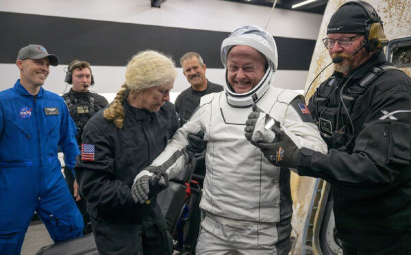 芬克结束SpaceX Crew-11任务的画面。