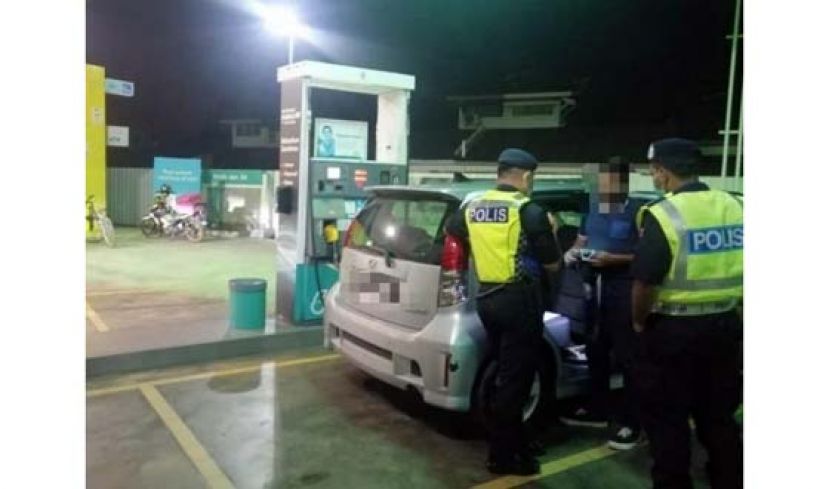 男子在油站添油没有戴口罩，遭到警方的取缔。