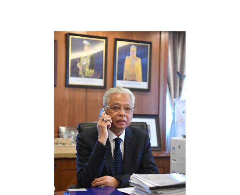 拿督斯里依斯迈沙比里与新加坡总理李显龙通电话。