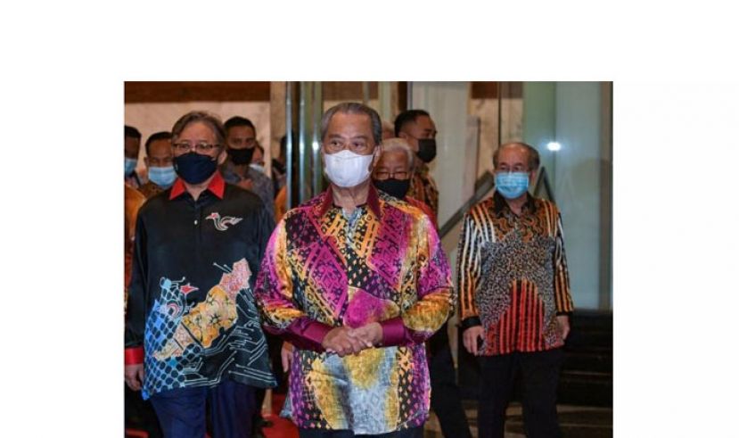 首相丹斯里慕尤丁（中）在砂首长阿邦佐哈里陪同下，出席砂政府所设的州宴。