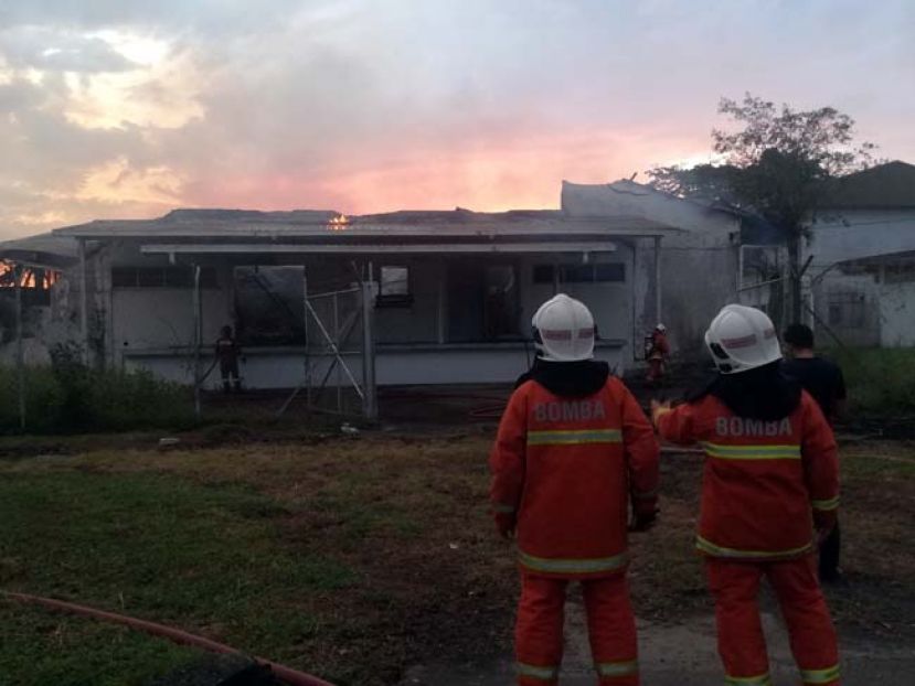 朋岭医务局荒废的货仓发生火患，天空也被染红了。